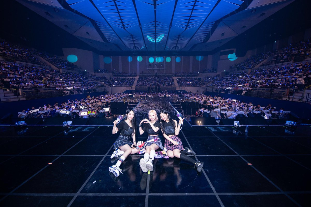 bcsenez's tweet photo. The curtain has fallen on Day 1 of the 2024 VIVIZ WORLD TOUR [V.hind: Love and Tears] in Seoul! The beautiful memories created with Na.V will forever linger, crafting sweet tales to be cherished and shared. 🩵 https://t.co/n49zqVcVUi