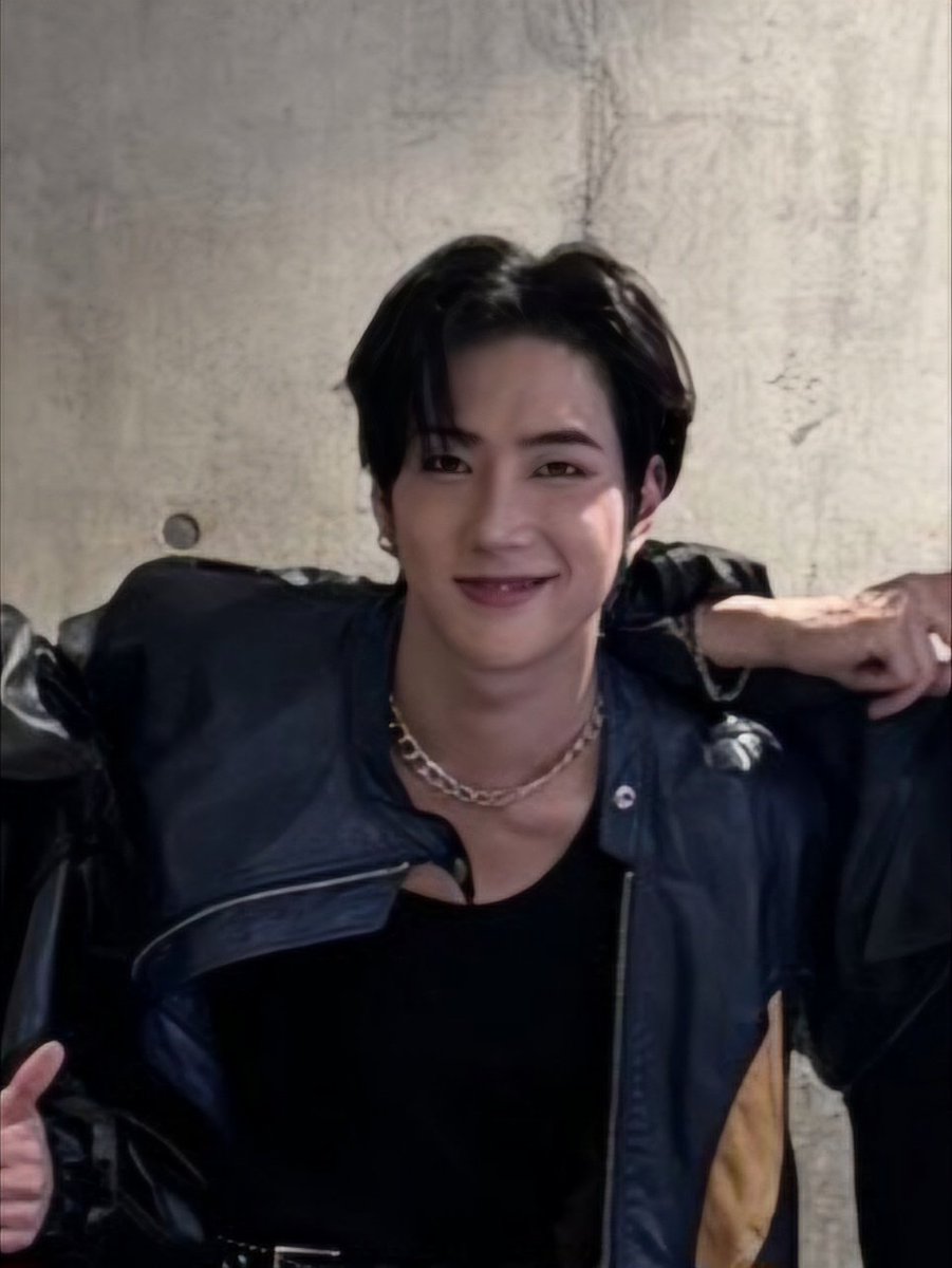 onlyjongwoo's tweet photo. JONGWOO IS LOOKING INCREDIBLY HANDSOME 🥰🤩

I CAN'T HANDLE THIS ANYMORE😭😭 https://t.co/4wlX6mOwI4