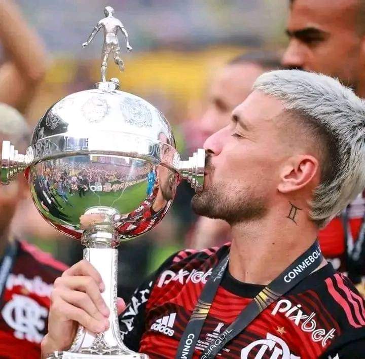 HOJE É ANIVERSÁRIO DO URUGUAIO DA NAÇÃO! ❤️🖤🎉

Arrascaeta completa mais um ano de vida neste sábado. ❤️🖤🎉 

Pelo Mengão conquistou: 

2x Libertadores 
2x Brasileiros 
2x Supercopas do Brasil 
1x Recopa Sul-americana 
1x Copa do Brasil 
4x Cariocas 

Parabéns, Arraxca! ❤️🖤🎉