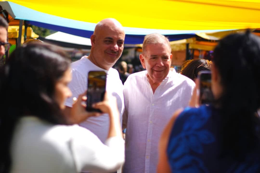 VoluntadPopular's tweet photo. Cuando vas a hacer mercado y te encuentras al próximo presidente de Venezuela... 😱🇻🇪.

Hoy nuestro candidato presidencial @EdmundoGU, como cualquier venezolano, fue al mercados de Los Palos Grandes, en Miranda, y así lo recibieron...

Cosas que nunca ha hecho ni puede hacer Maduro. 😎.