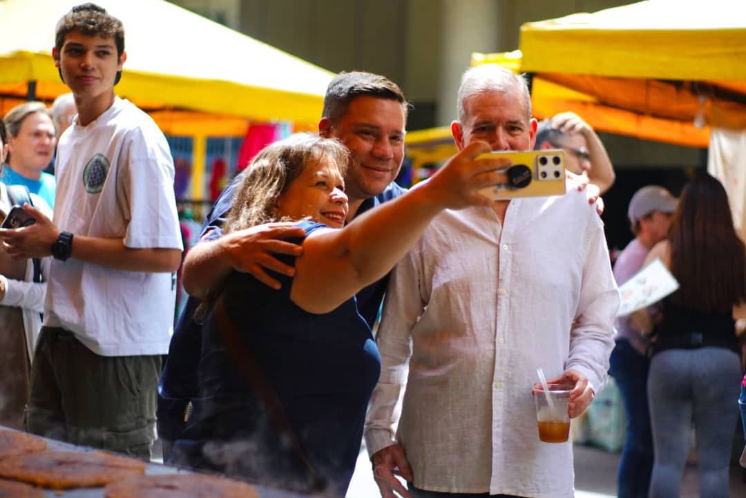 VoluntadPopular's tweet photo. Cuando vas a hacer mercado y te encuentras al próximo presidente de Venezuela... 😱🇻🇪.

Hoy nuestro candidato presidencial @EdmundoGU, como cualquier venezolano, fue al mercados de Los Palos Grandes, en Miranda, y así lo recibieron...

Cosas que nunca ha hecho ni puede hacer Maduro. 😎.
