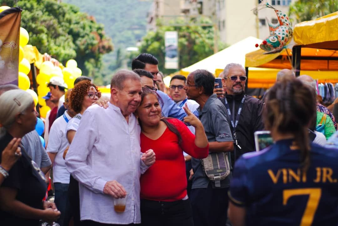 VoluntadPopular's tweet photo. Cuando vas a hacer mercado y te encuentras al próximo presidente de Venezuela... 😱🇻🇪.

Hoy nuestro candidato presidencial @EdmundoGU, como cualquier venezolano, fue al mercados de Los Palos Grandes, en Miranda, y así lo recibieron...

Cosas que nunca ha hecho ni puede hacer Maduro. 😎.