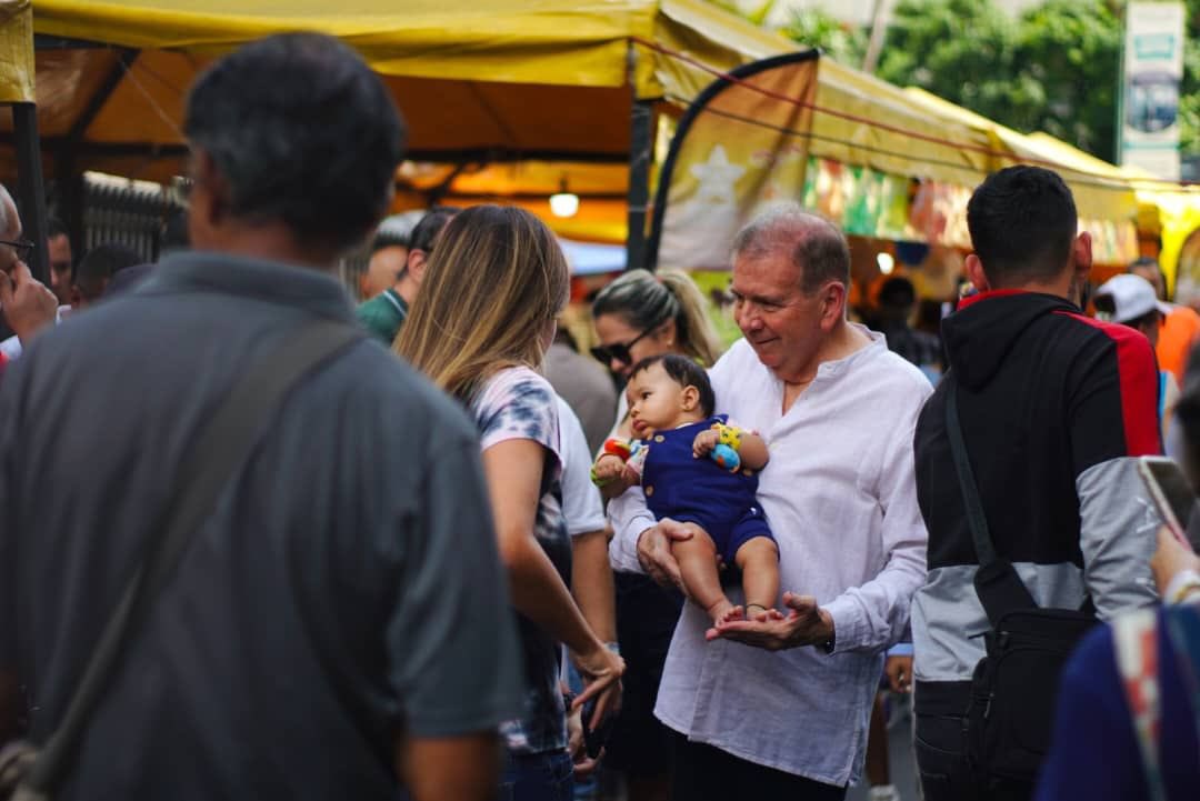 VoluntadPopular's tweet photo. Cuando vas a hacer mercado y te encuentras al próximo presidente de Venezuela... 😱🇻🇪.

Hoy nuestro candidato presidencial @EdmundoGU, como cualquier venezolano, fue al mercados de Los Palos Grandes, en Miranda, y así lo recibieron...

Cosas que nunca ha hecho ni puede hacer Maduro. 😎.