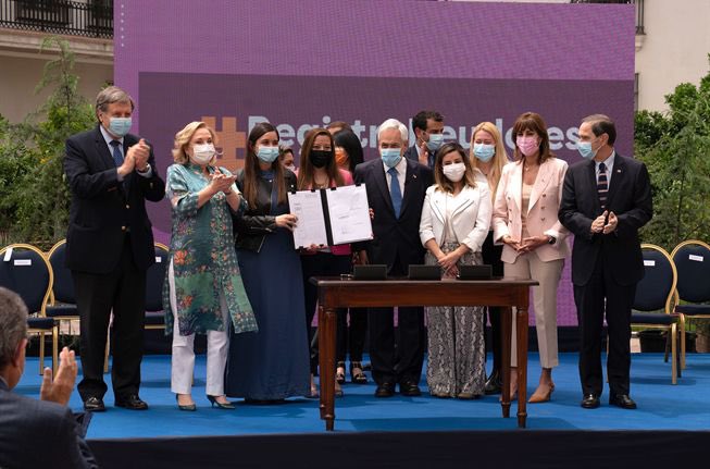 KarlaEnAccion's tweet photo. 10 de Noviembre del 2021. El pdte Piñera aprueba la ley “papito corazón” sobre deudores de alimentos. No costaba nada reconocerlo, así como nosotros reconocimos el apoyo transversal en su momento. #cuentapublica2024 https://t.co/X9kWw8TNrF