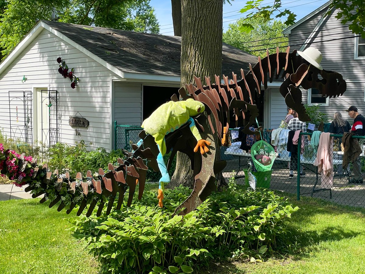 dugsong's tweet photo. Among the dinosaurs, Somalian samosas, and puzzle libraries of #Ypsi’s https://t.co/1ik8BQmPKY was the best deal of their annual yard sale - a working Hamilton pump organ sold for $50 to a 24 year old woodworking musician! #YesMichigan https://t.co/8mN6krDgNN