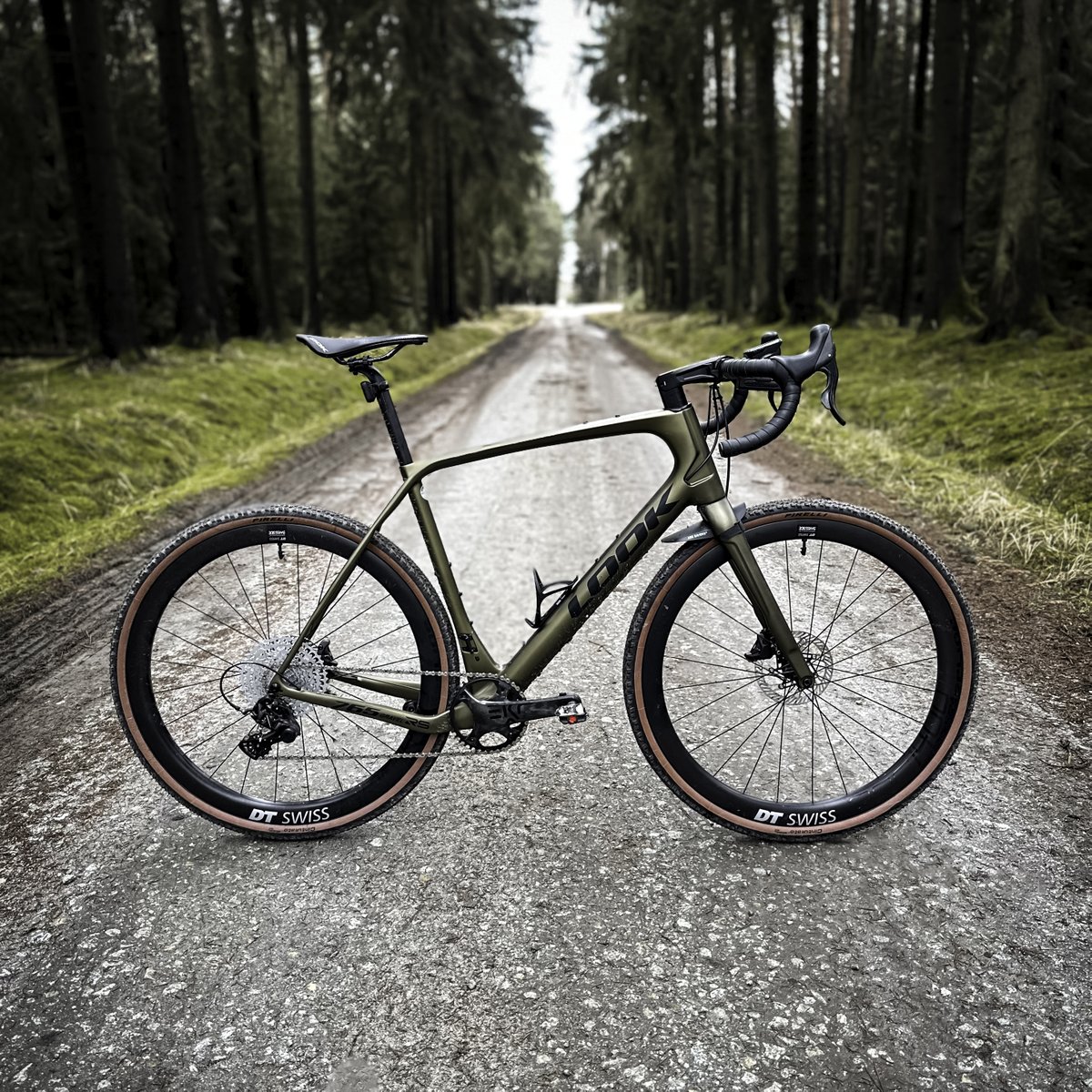 lookcycle's tweet photo. What a beauty! 😍 

The LOOK Cycle 765 Gravel RS, fitted with X-Track Race Carbon pedals and the @Campagnolo Ekar groupset, is 100% dedicated to gravel riding. 🚴‍♂️ 

📸 Cykloblog

#lookcycle #cycling #gravelbike #cyclingcommunity #gravel #offroadcycling #madeinfrance #gravelriding https://t.co/7wDty8fiBc