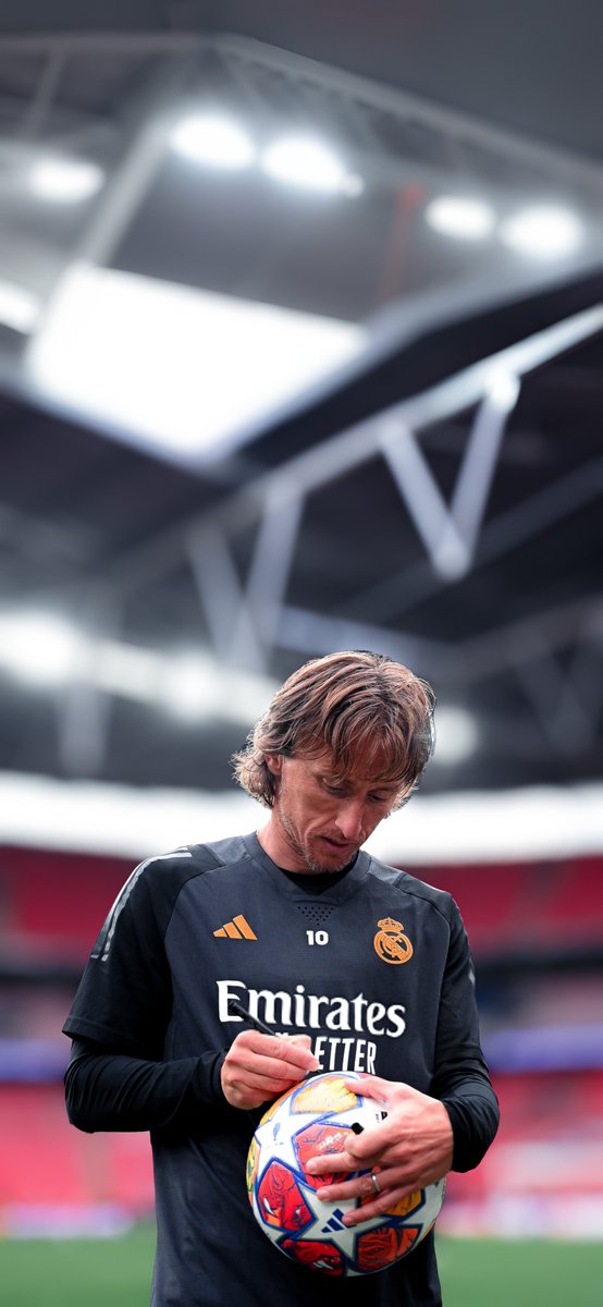 margraphx's tweet photo. 4K #Wallpapers 
  📂 Training before the final match
    📂 Real Madrid🤍🔥✨ https://t.co/jVedCBtSyt