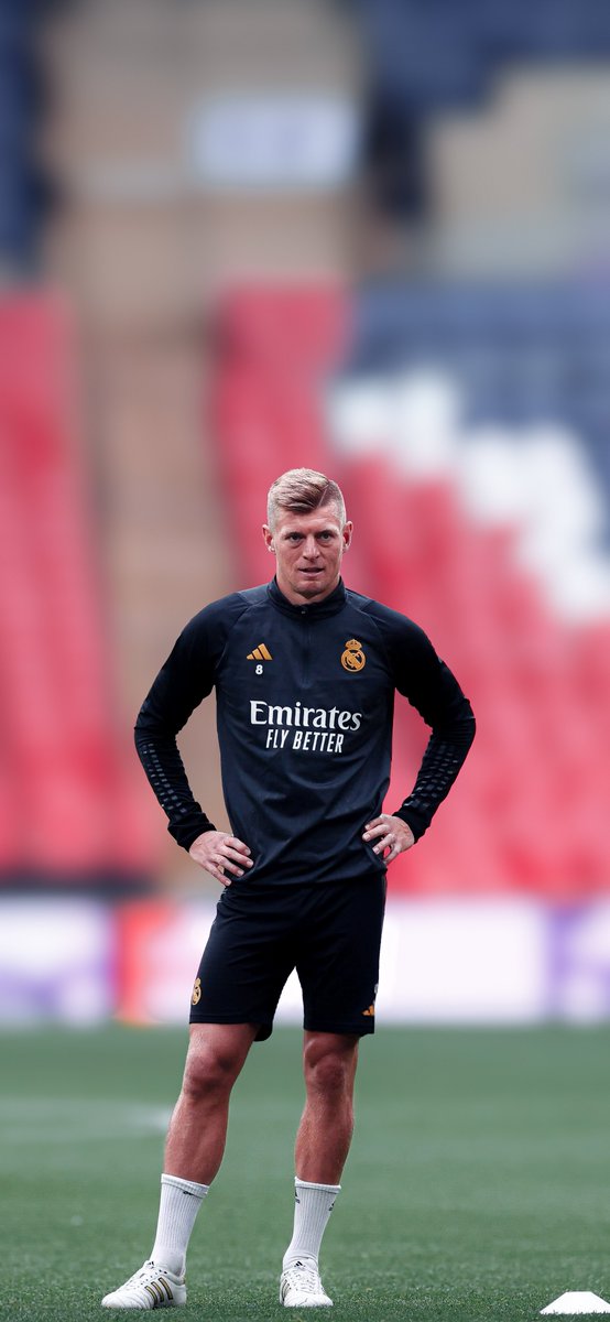 margraphx's tweet photo. 4K #Wallpapers 
  📂 Training before the final match
    📂 Real Madrid🤍🔥✨ https://t.co/jVedCBtSyt