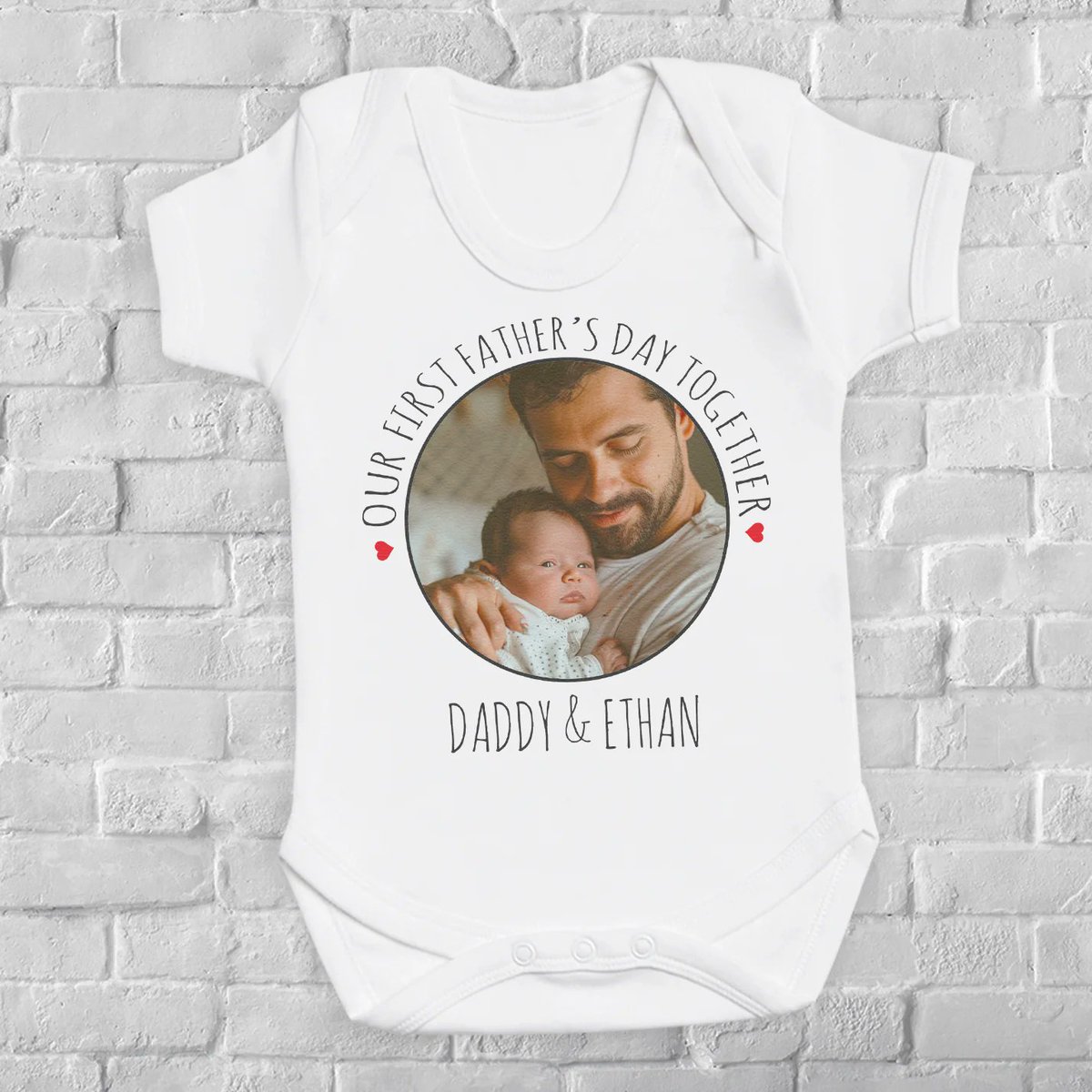 giftprojectuk's tweet photo. First Father's Day on the horizon? Dress your little one in our adorable personalised photo bodysuit to celebrate! 🎉👶

Father’s Day Countdown ! 🚨

Check it out by searching 'First Father's Day Bodysuit' at https://t.co/bseBPxAm0V

#Fathersday #dadgiftideas https://t.co/FHfJ8MeAH9