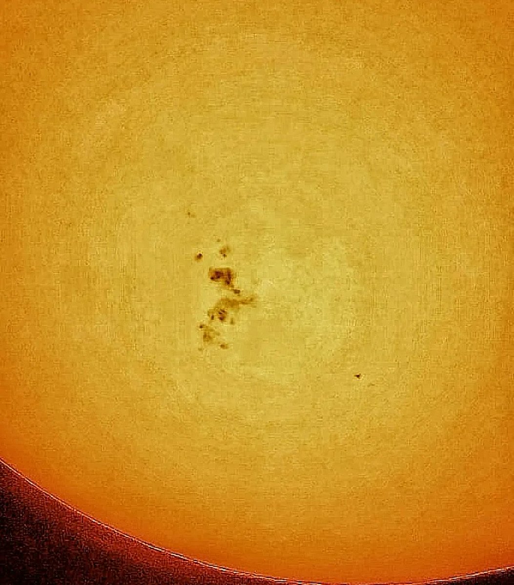 AlAlbaNovela's tweet photo. Grupo de manchas solares AR3664,  aquel que produjo auroras boreales tan al sur como Canarias o Puerto Rico, ha vuelto a aparecer en la superficie del Sol. Imagen tomada el 1 de junio con un telescopio de 20 cm y un móvil 📱 🔭 🌞 #astronomia #manchassolares #sol https://t.co/jQC5tOrvSr