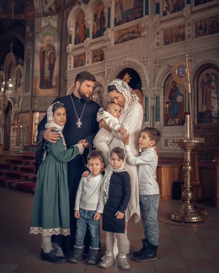 EniorJimenez's tweet photo. No es el mes del orgullo gay.
No es el mes del orgullo trans.
No es el mes del orgullo lésbico.
La degeneración sexual no es motivo de orgullo, sino de vergüenza.

Es el mes de la PATERNIDAD.

Los padres son esenciales.
Los padres son la base de una sociedad sana.
Los padres conducen a sus naciones al cielo o al infierno, pero al final, son ellos quienes conducen.

En palabras del Apóstol San Pablo:

- "Estad alerta, permaneced firmes en la fe, portaos varonilmente, sed fuertes" (1 Corintios 16:3). 

Dios la cabeza de Cristo, Cristo la cabeza del hombre, el Hombre la cabeza de la mujer (1 Corintios 11:3). Este es el orden natural que salvaguarda nuestra libertad y paz, y este es el orden que los anticristos tanto están tratando de deshacer. No retrocedamos ni un centímetro, venceremos con Cristo.