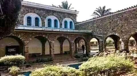 KalambMoise5's tweet photo. #ORIGINE #LUBUSHA #LUISHA
Le lycée #Lubusha de #Luisha avait été construit en moellons et décoré de malachites
en 1965 par Jules Cousin en honneur de sa femme Marguerite Cousin, Jules était un citoyen Belge🇧🇪 qui travaillait au Katanga https://t.co/8BA6a1OMe3