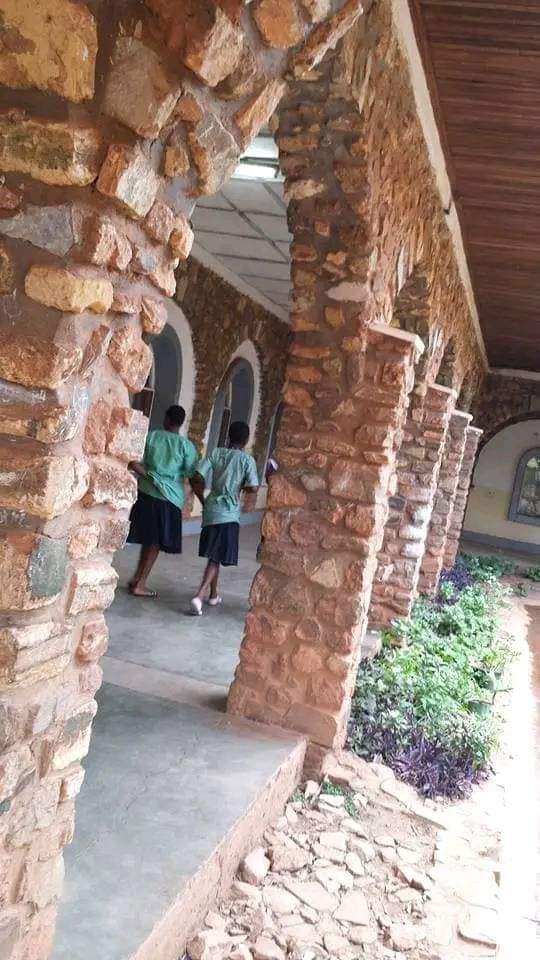 KalambMoise5's tweet photo. #ORIGINE #LUBUSHA #LUISHA
Le lycée #Lubusha de #Luisha avait été construit en moellons et décoré de malachites
en 1965 par Jules Cousin en honneur de sa femme Marguerite Cousin, Jules était un citoyen Belge🇧🇪 qui travaillait au Katanga https://t.co/8BA6a1OMe3