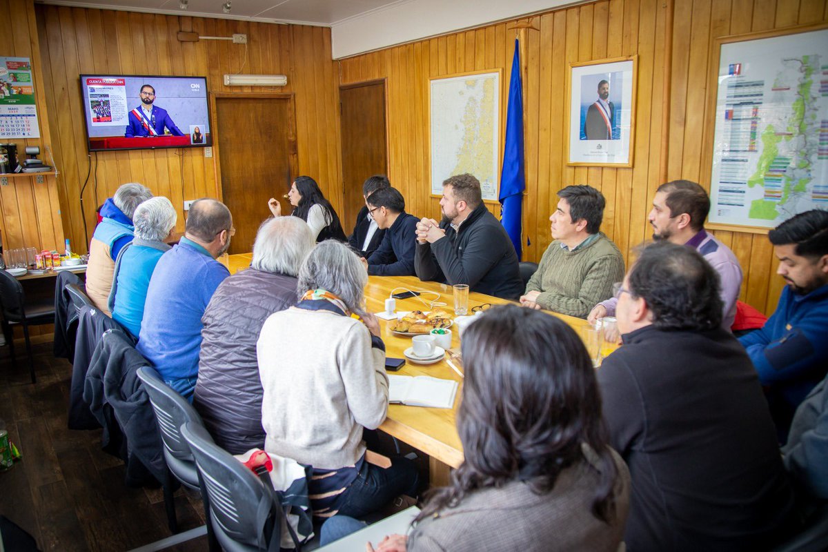 DPRAysen's tweet photo. 🌱 En la Región de Aysén el Gabinete Regional ampliado, encabezado por el Delegado Presidencial Regional de Aysén, Rodrigo Araya, sigue la #CuentaPública2024 del Presidente de la República, Gabriel Boric. https://t.co/0D9rBsM0L8