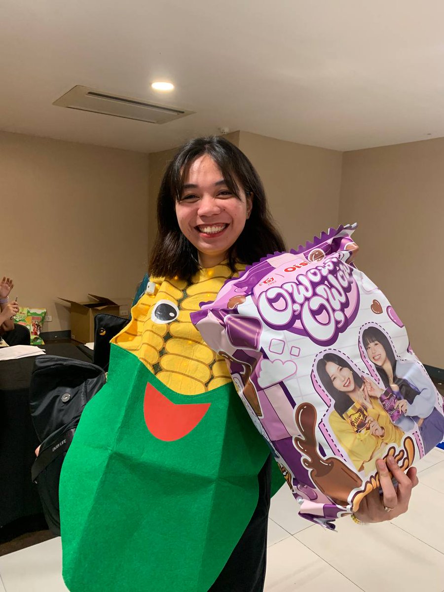 NoFace_Hyung's tweet photo. Thank you Ate @DubuTofu29 for these pictures.
CorNani was born🤣
Team #CornyCorny 💚
#TwicexOishiSnacktacularFanMeet
#OishiTWICE #TWICE
#OWowOWow @oishi_tweets https://t.co/yiJx6uA1or