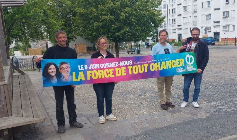 DetaisMarion's tweet photo. Étape 39 @CaravanesPop #Mayenne 

Quartier St Nicolas à #Laval.
Toujours ce même accueil très chaleureux.
"Vous pouvez compter sur nous le 9 juin" 
"Merci d'être là, on sera là dimanche prochain" 

#UnionPopulaire 
#Europeenne2024 https://t.co/rP2wUZBPCt