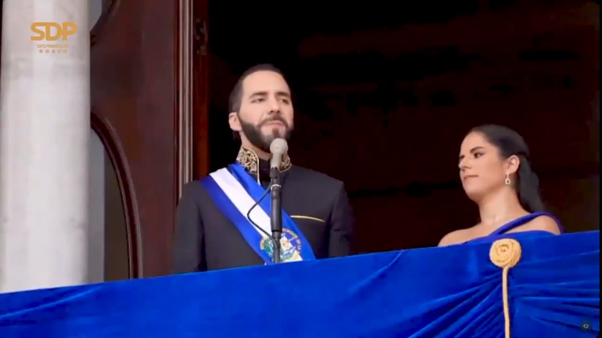bavelarr's tweet photo. Obedezcan. No pregunten. No cuestionen. No escuchen a los que piensan diferente y defiendan mis decisiones a capa y espada. Dios se manifiesta a través de mí.

Discurso de la segunda toma de posesión del presidente inconstitucional Nayib Armando Bukele Ortez. 1 de junio de 2024. https://t.co/qXRa0mCm6a