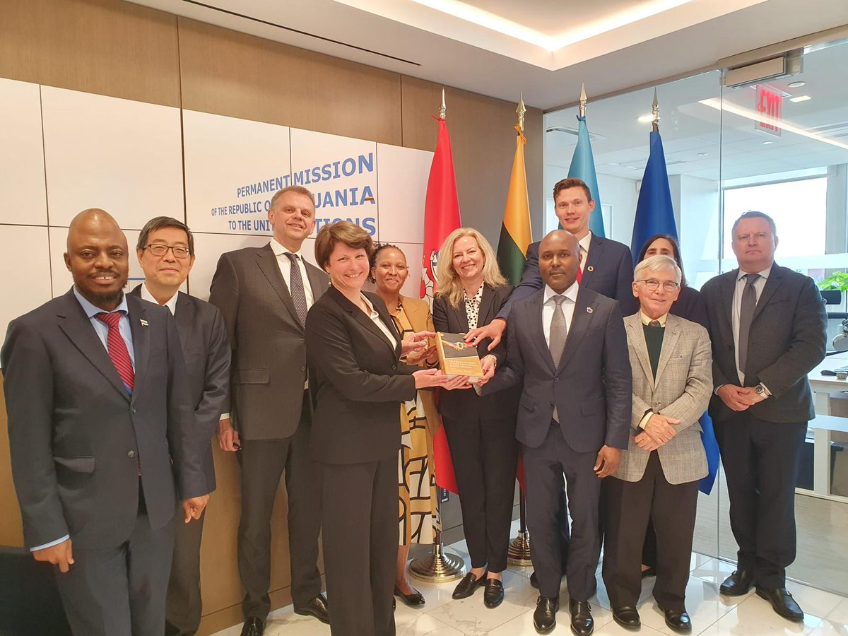 LithuaniaUNNY's tweet photo. 🇱🇹PR @rytispaulauska,with PRs🇧🇸@StanSmithUN,🇨🇦 @BobRae48,🇧🇼G.Mokhawa&amp; @NavidHanif_UN,co-hosted special presentation of the handbook by🇱🇹scholar A.Šilenskytė @univaasa &amp;the discussion. Focus:strengthening policy,academic&amp;business ties,understanding challenges for @UN #SotF &amp; #SDGs https://t.co/Nv4eqGULBg