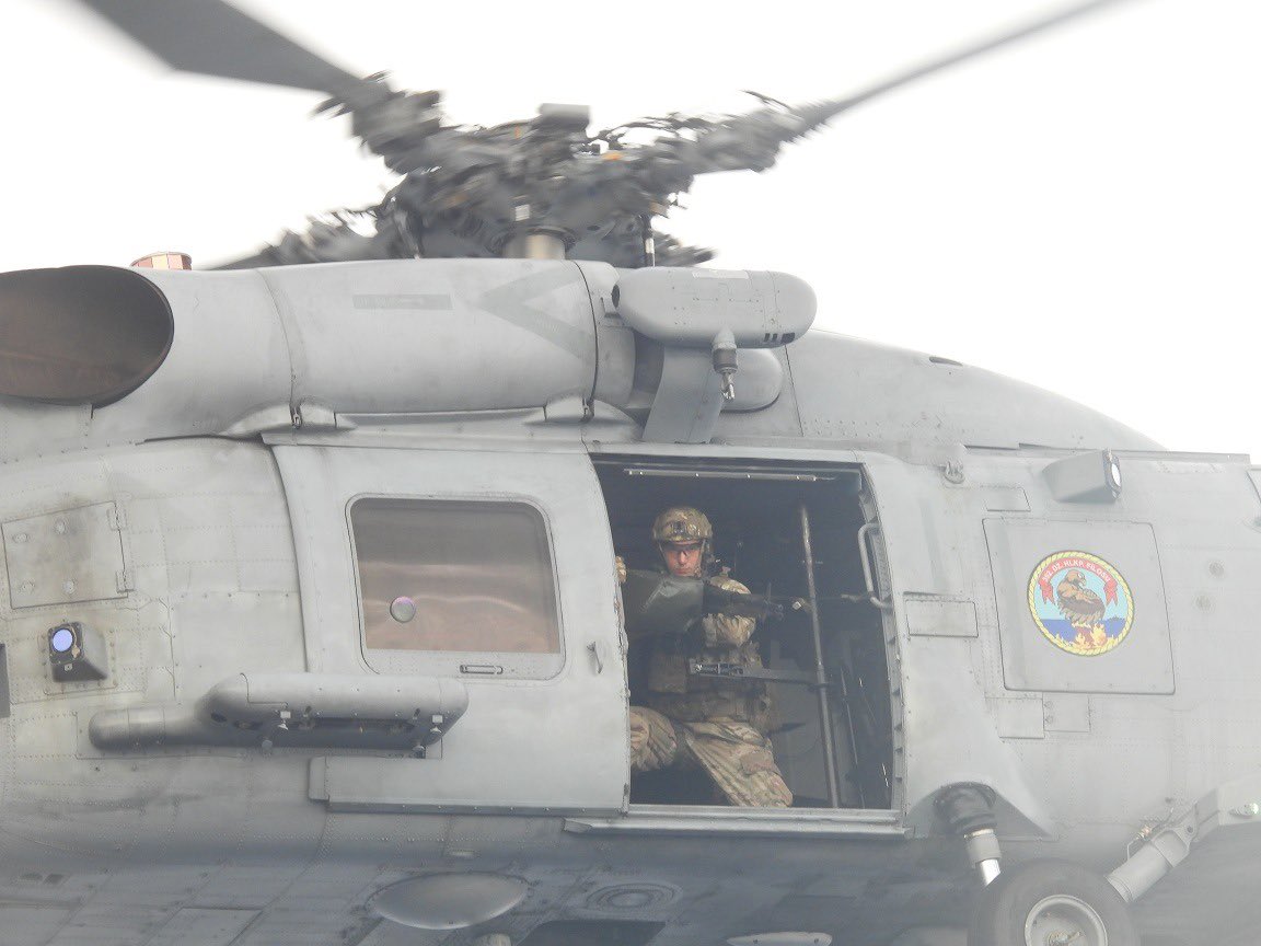 Libya açıklarında Seahawk helikopterinden makineli tüfek atışı gerçekleştiren Türk Deniz Komandosu!