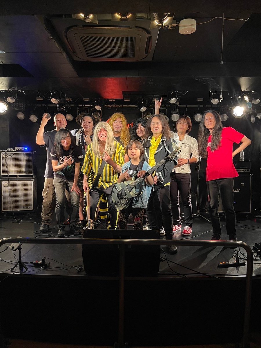 rebirth_live's tweet photo. 本日の13周年記画初日に携わって下さった皆さん、ありがとうございました😄

年齢差約50歳の競演がついに実現！

好きな音楽が一緒なら、年齢も性別も国籍も関係なく繋がれる！改めてそんな事を感じた日でした❤

ちなみに3枚目は打ち上げで7歳の子に速弾きのコツを真剣に教わってるおじさんたちの図w https://t.co/aUKpfRbmkM
