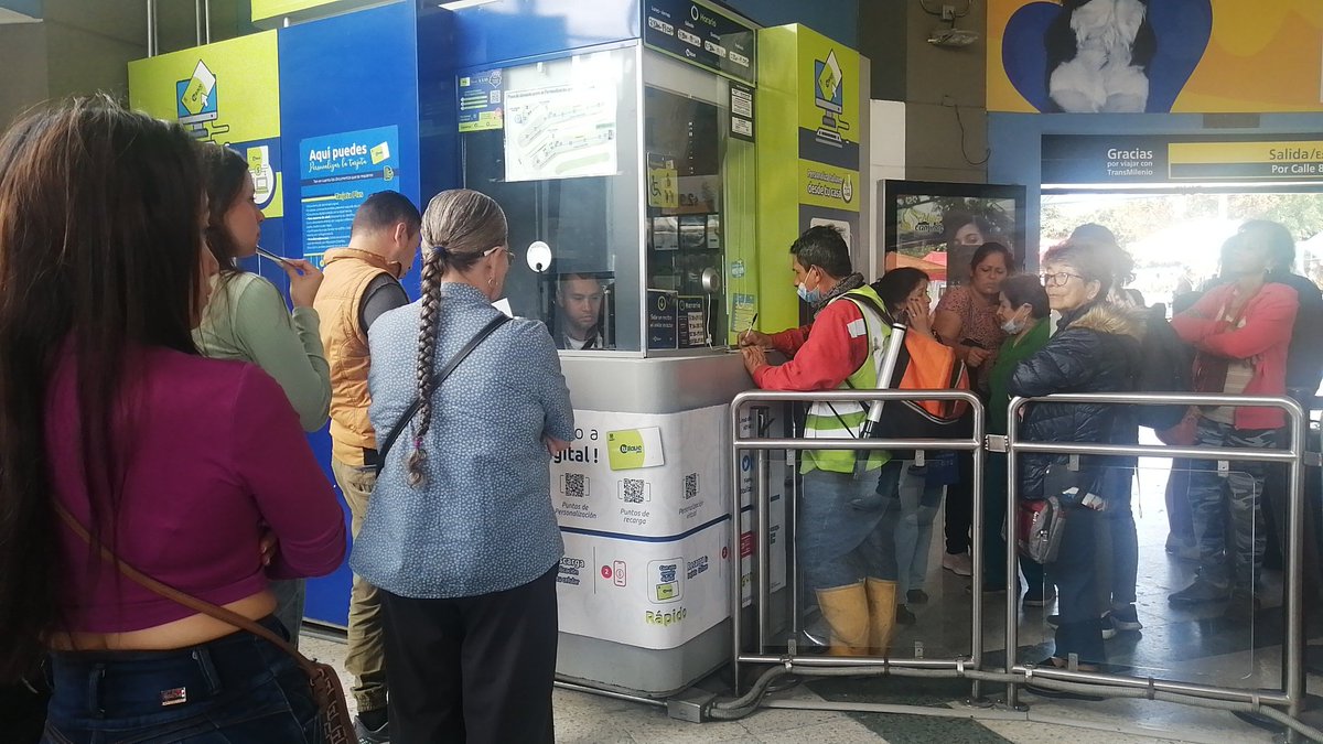 jenechs's tweet photo. @TransMilenio Terrible la atención de las tarjetas personalizadas tu llave en portal 80, uno viene a reclamar y tienen u a sola persona para dos filas. Que tal si mejoramos los procesos https://t.co/W0IAFnSnTe