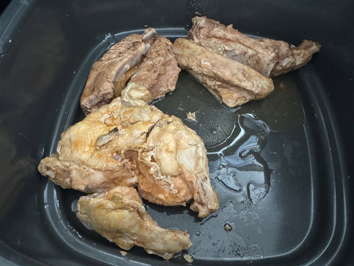 scannerqueen's tweet photo. @sainsburys   Very appetising pictures on the box. Shame the content is shocking. 2 tiny ribs and 3 rubber wings each for £10. Feeling conned. https://t.co/tdjJ0ejq8G