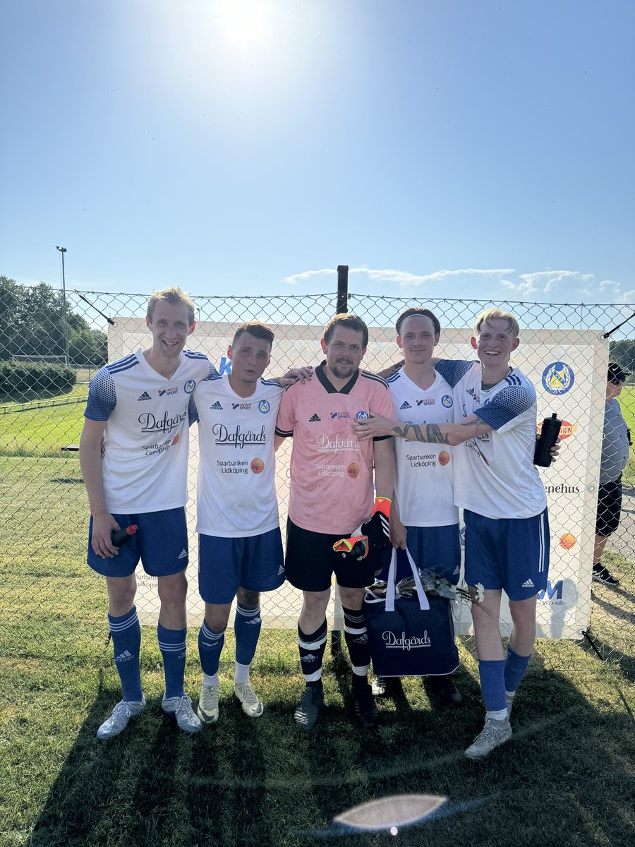 Derbyseger! Vi vinner matchen mot Hällekis/Trolmen med 3-0. Chanser fanns till högre siffror, men målvakten gjorde några vassa räddningar. Nollan på Wahll och matchens lirare till Fält🔵⚪️⚽️

Målskyttar: Callerud, Nordlund &amp; Ludde