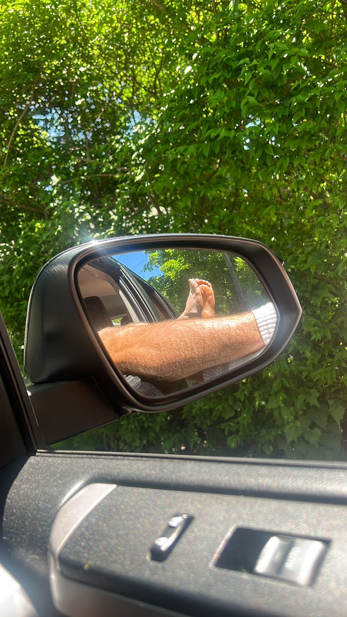 JamesAch888's tweet photo. Legs out the window-Riding into summer with style #tan #shotgunrider #TimMcGraw https://t.co/yoB0YhzkqY