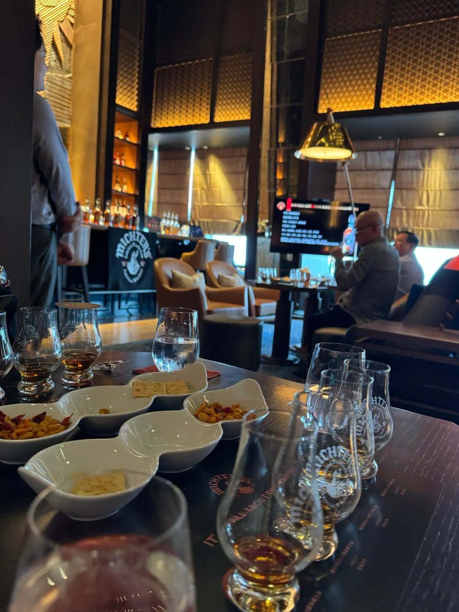 Made a date with friends for a drink. As a result, I arrived 20 minutes early.🤣