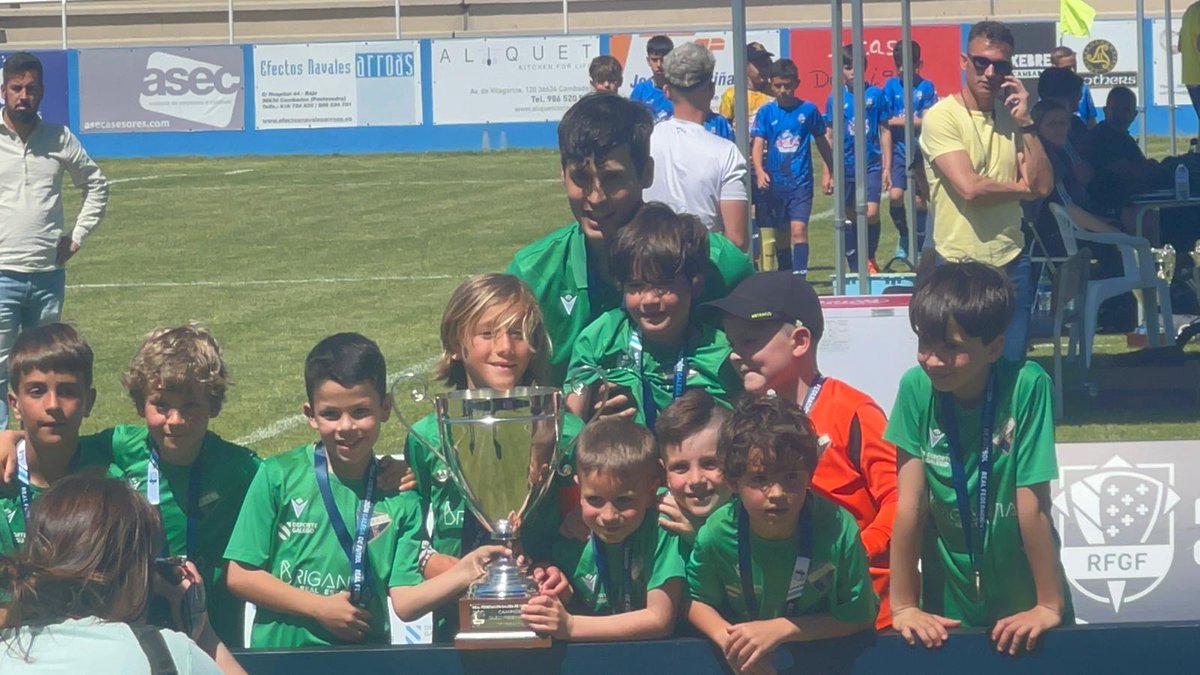 UralEspanol's tweet photo. Grandes nuestros pequeños #greenmonster💚!
Campeones gallegos🏆!
Ganaron en semifinales a @udstamarina y en la gran final al @RapidodeBouzas
Torneazo de los verdes!!!
Enhorabuena chicos!!
Enhorabuena mister !!
Vamooos Uraaaal!!!
#greenmonster💚 #somosverdes #campeonesgallegos🏆 https://t.co/7vuKxCQEgP
