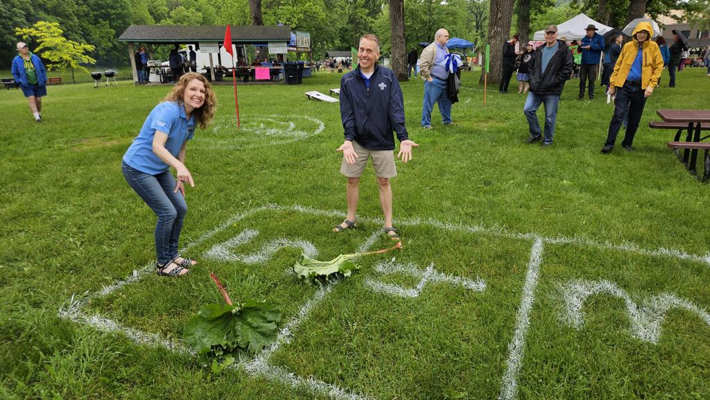 abrahamson_kttc's tweet photo. @Ted_Schmidt had a great throw, but for the first time in a decade, I had a win in the Rhubarb Games! #RhubarbFestival https://t.co/TZ3G77H3tC