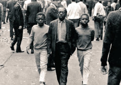 HISTÓRICO! 🚨 O ator Grande Otelo com seus filhos na Passeata dos Cem Mil contra a ditadura militar, no Rio de Janeiro, 1968! ✊