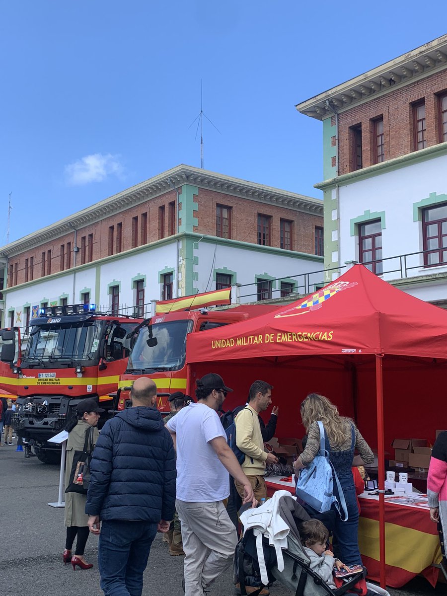 gecheniq's tweet photo. Gracias especiales a la unidad de la @UMEgob de Zaragoza y a la Escuela de Tráfico de la @guardiacivil de Mérida y de Madrid que nos han acompañado hoy en San Sebastián!!
Esta es vuestra casa!! 
Un buen número de jóvenes se han interesado por ingresar en las Fuerzas Armadas! https://t.co/Froep0mbXU