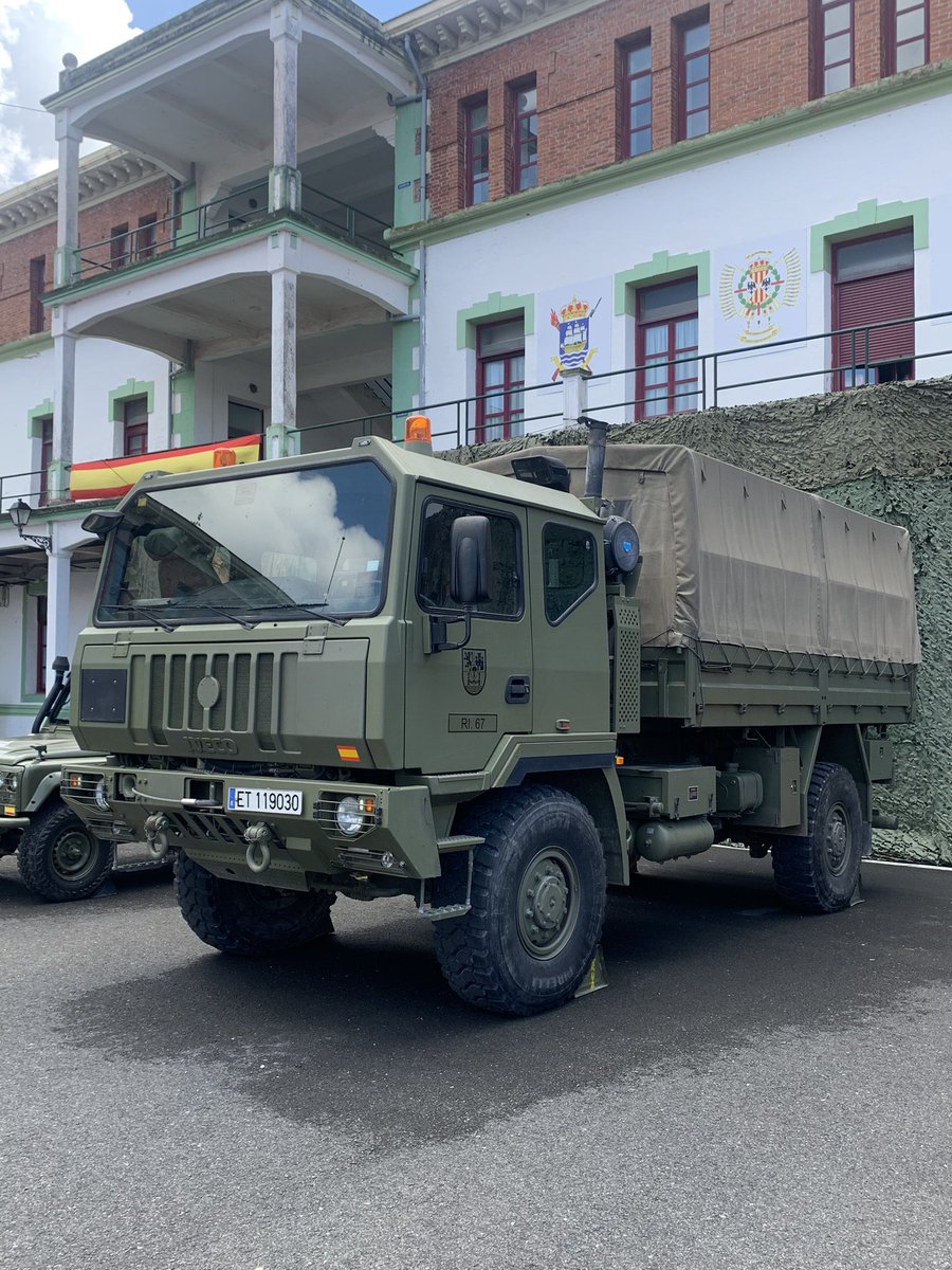 gecheniq's tweet photo. Gracias especiales a la unidad de la @UMEgob de Zaragoza y a la Escuela de Tráfico de la @guardiacivil de Mérida y de Madrid que nos han acompañado hoy en San Sebastián!!
Esta es vuestra casa!! 
Un buen número de jóvenes se han interesado por ingresar en las Fuerzas Armadas! https://t.co/Froep0mbXU