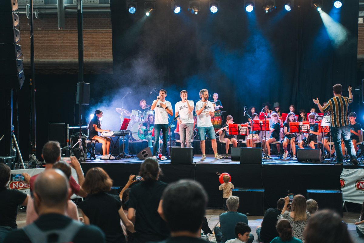 Tanquem el primer dia de #Festivalot2024 🙏✨ Gràcies a totes i tots els que heu vingut avui a gaudir de la #MúsicaEnFamília. 

🎤🎶 Ens trobem demà amb més activitats i concerts per a totes les edats!

📸 <a href="/PauGriera/">paucha</a>