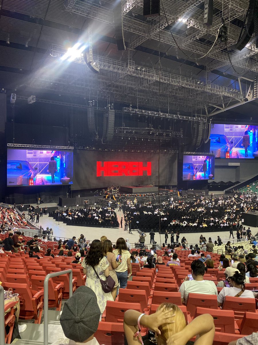 DyniePdC's tweet photo. Finally! 😭💗#HEREH_WORLD_TOUR_IN_MANILA https://t.co/RdQWUty53q