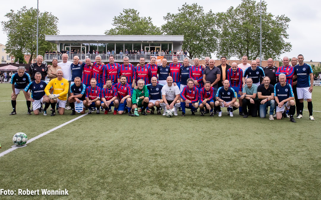 Oud-<a href="/SC_DOESBURG/">SPORTCLUB DOESBURG</a> tegen Oud-<a href="/DeGraafschap/">De Graafschap</a>  was vanmiddag  een wedstrijd met oude helden. Helden van Doesburg uit de jaren '90 en helden van de #superboeren.
