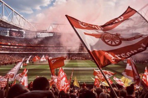 koora_fan14's tweet photo. - اشتقنا اليك ، علمنا ان لا نشتاق 🔴⚪️ https://t.co/hmRlZS4B70