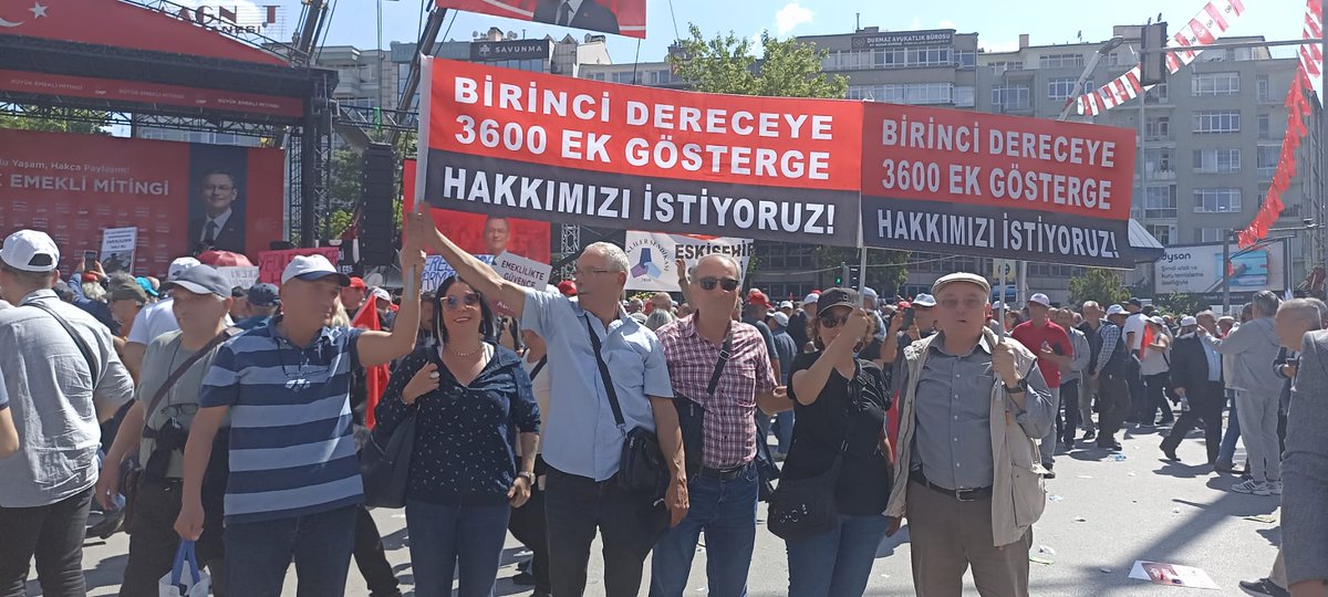 CevirenSevda's tweet photo. @isikhanvedat @RTErdogan HESAP MI BİLMİYORSUNUZ ?
Emsallerden 5 000.000. kişiye para buldunuz.Mübarek insanlar 3600ekgösterge vermediğiniz zaten minimum az
  470.000 kişiye tutacak para zaten az  para 
kendinizi bukadar küçülttünüz KONUYU ANLATABILDİMMI?
ANLADINIZMI?
#BirinciDereceye3600 
@RTErdogan https://t.co/h6KMYHLG6n