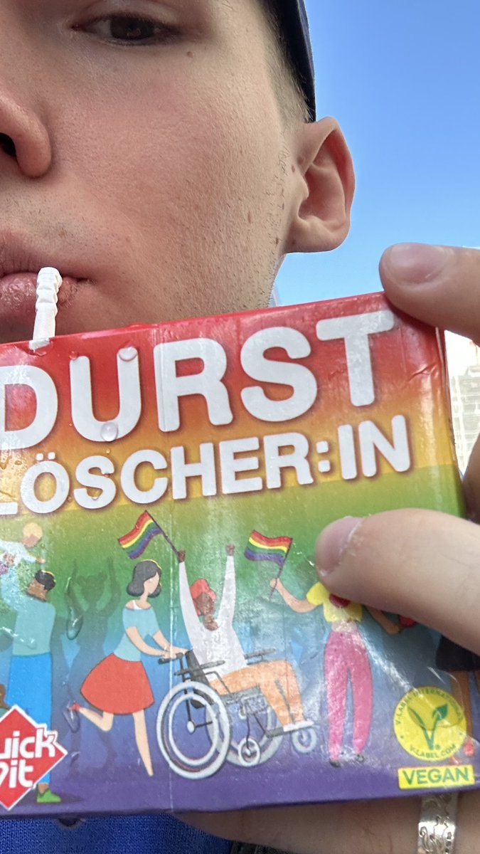 Icke!
Frohen Pride Month! Liebt wen ihr wollt und lass alle lieben wen sie wollen. 🏳️‍🌈
Ich lasse mir jetzt dieses schwule Getränk schmecken! 🫶