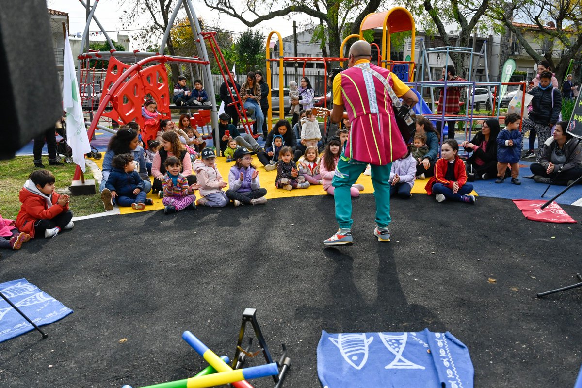 montevideoIM's tweet photo. #PresupuestoParticipativo 🛝

🎉 Inauguramos las obras de reacondicionamiento del parque infantil en la plaza en República de El Salvador, con show de @CatichaJorge en vivo para niños y niñas. https://t.co/n4GvCOpuJl