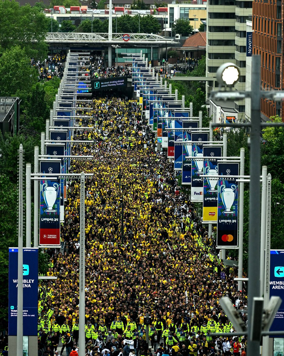 The yellow marines are here. London is 🐝🟡⚫️ #UCLfinal #ucl #championsleague #DORMAR