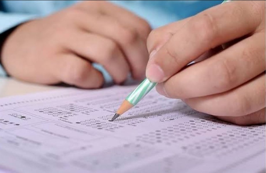 Bir yıl boyunca hem #lgs için çalıştılar hem de bir taraftan ergenliklerinin getirdiği zorluklarla. Duyguları allak bullak kalpleri bir kuş kanadı.
.
02.06.2024 dünyanın sonu değil, sadece geçilmeai gereken önemli bir detay.
.
Tüm kardeşlerimize #lgs2024 de başarılar dileriz.🎈
.