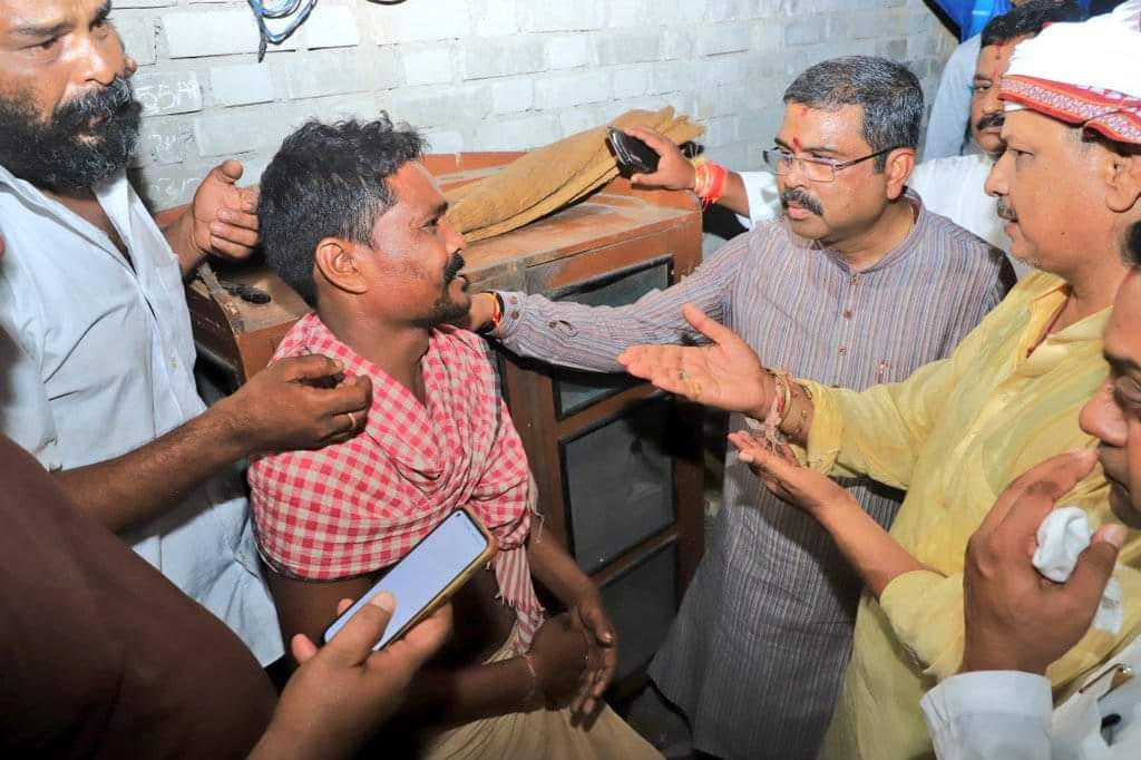 PrasantJagade's tweet photo. କେନ୍ଦ୍ରମନ୍ତ୍ରୀ ଶ୍ରୀ @dpradhanbjp, ରାଷ୍ଟ୍ରୀୟ ପ୍ରବକ୍ତା ଶ୍ରୀ @sambitswaraj, ବିଧାୟକ ଶ୍ରୀ ଜୟନ୍ତ ଷଡ଼ଙ୍ଗୀ ଓ ଅନ୍ୟାନ୍ୟ ନେତୃବୃନ୍ଦ ଆଜି ପୁରୀରେ ଚନ୍ଦନ ଯାତ୍ରା ସମୟରେ ନରେନ୍ଦ୍ର ପୁଷ୍କରିଣୀ ନିକଟ ଦେବୀଘାଟ ଠାରେ ବାଣ ବିସ୍ଫୋରଣ ଘଟିଥିବା ସ୍ଥାନ ପରିଦର୍ଶନ କରିବା ସହ ଅଘଟଣରେ ମୃତ୍ୟୁବରଣ କରିଥିବା ଲୋକ ମାନଙ୍କ ସହ ମିଳନ l https://t.co/3Zz5O7laY1