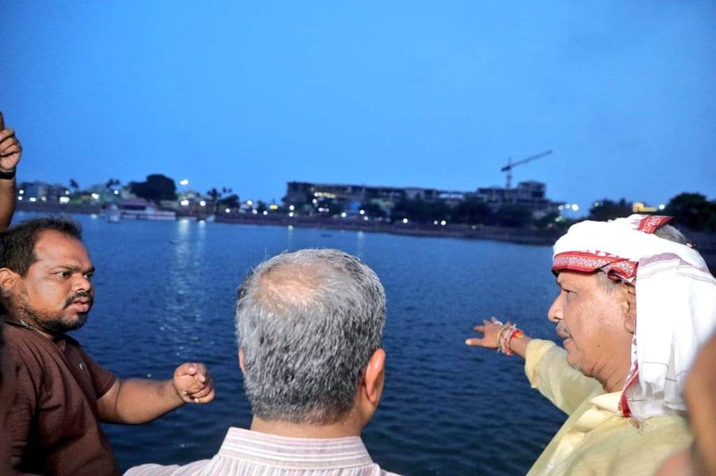 PrasantJagade's tweet photo. କେନ୍ଦ୍ରମନ୍ତ୍ରୀ ଶ୍ରୀ @dpradhanbjp, ରାଷ୍ଟ୍ରୀୟ ପ୍ରବକ୍ତା ଶ୍ରୀ @sambitswaraj, ବିଧାୟକ ଶ୍ରୀ ଜୟନ୍ତ ଷଡ଼ଙ୍ଗୀ ଓ ଅନ୍ୟାନ୍ୟ ନେତୃବୃନ୍ଦ ଆଜି ପୁରୀରେ ଚନ୍ଦନ ଯାତ୍ରା ସମୟରେ ନରେନ୍ଦ୍ର ପୁଷ୍କରିଣୀ ନିକଟ ଦେବୀଘାଟ ଠାରେ ବାଣ ବିସ୍ଫୋରଣ ଘଟିଥିବା ସ୍ଥାନ ପରିଦର୍ଶନ କରିବା ସହ ଅଘଟଣରେ ମୃତ୍ୟୁବରଣ କରିଥିବା ଲୋକ ମାନଙ୍କ ସହ ମିଳନ l https://t.co/3Zz5O7laY1