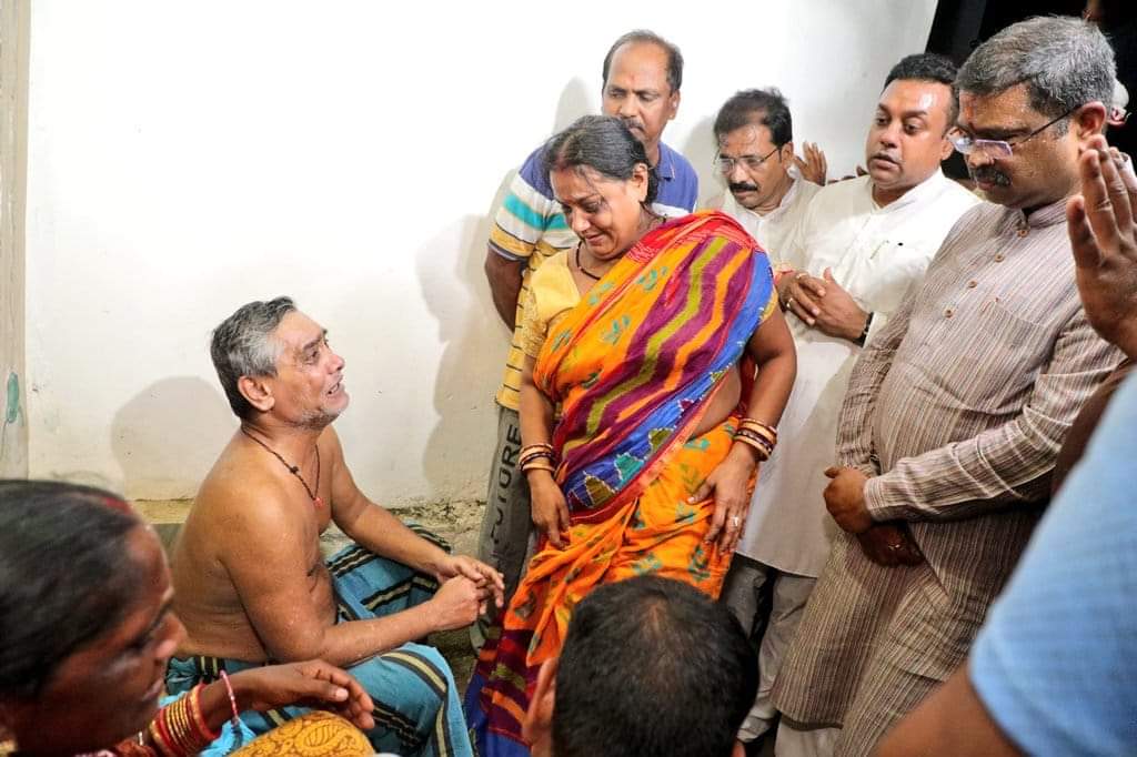 PrasantJagade's tweet photo. କେନ୍ଦ୍ରମନ୍ତ୍ରୀ ଶ୍ରୀ @dpradhanbjp, ରାଷ୍ଟ୍ରୀୟ ପ୍ରବକ୍ତା ଶ୍ରୀ @sambitswaraj, ବିଧାୟକ ଶ୍ରୀ ଜୟନ୍ତ ଷଡ଼ଙ୍ଗୀ ଓ ଅନ୍ୟାନ୍ୟ ନେତୃବୃନ୍ଦ ଆଜି ପୁରୀରେ ଚନ୍ଦନ ଯାତ୍ରା ସମୟରେ ନରେନ୍ଦ୍ର ପୁଷ୍କରିଣୀ ନିକଟ ଦେବୀଘାଟ ଠାରେ ବାଣ ବିସ୍ଫୋରଣ ଘଟିଥିବା ସ୍ଥାନ ପରିଦର୍ଶନ କରିବା ସହ ଅଘଟଣରେ ମୃତ୍ୟୁବରଣ କରିଥିବା ଲୋକ ମାନଙ୍କ ସହ ମିଳନ l https://t.co/3Zz5O7laY1