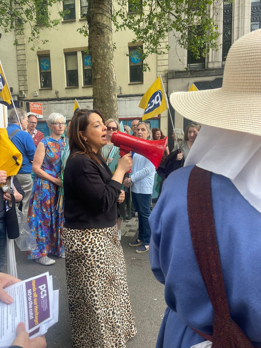 Dyma Shavanah Taj, Ysg. Cyffredinol TUC Cymru, yn siarad ar ddechrau'r rali. 
Here's Savanah Taj, Gen. Sec. of TUC Cymru, speaking at the start of the rally.
Museums allowed working people access to culture and hiatory for the first time
#AchubEinTreftadaeth
#SaveWelshHeritage