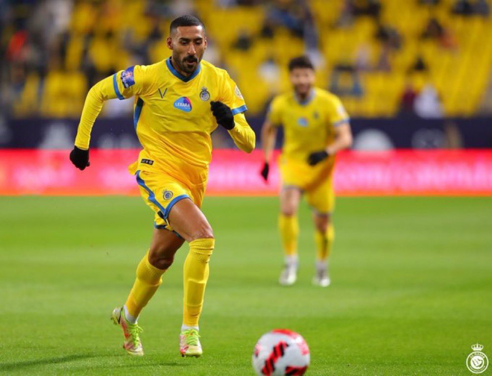🟡🚨 آحد لاعبي #النصر طلب من علي الحسن تسديد البلنتي في منتصف المرمى، لكن علي الحسن لم يستمع له و قرر تسديد البلنتي على اليمين.
