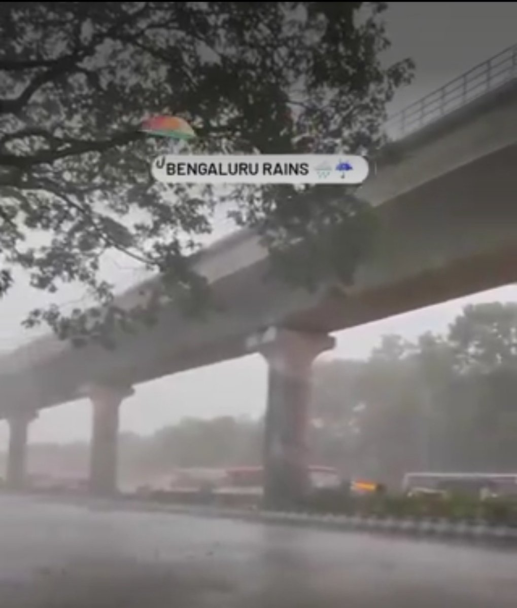 MadhuriDaksha's tweet photo. Its Pouring Everywhere in #Bengaluru
#BengaluruRains #Bengaluru #BengaluruNews #Karnataka #ExitPoll #ElectionResults #ElectionBreaking #7thPhase #loksabhaelaction2024 https://t.co/TEzy8fOncj