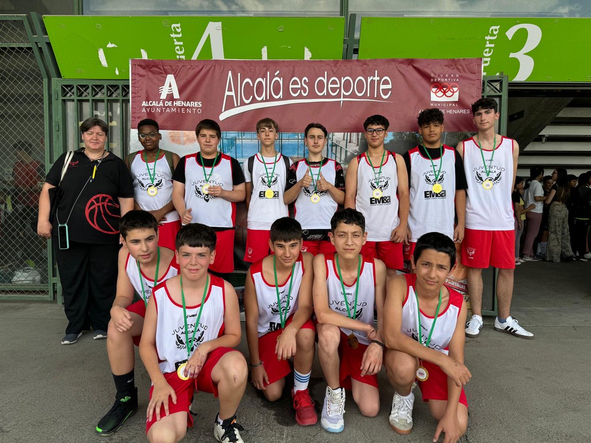 CLAUSURA DE LA TEMPORADA DE ESCUELAS DE BALONCESTO  @escribanoEMyE 
Entrega de medallas que pone punto final a la Temporada 24-25 de las Escuelas Municipales de Baloncesto y Diversidad Funcional. 17 equipos y más de 200 deportistas recibieron ayer su reconocimiento.